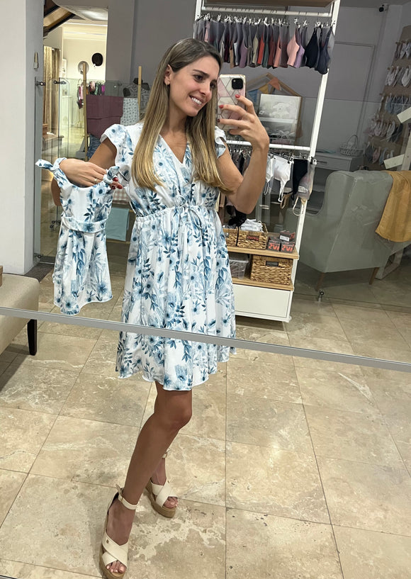 Match, blanco con flores azules