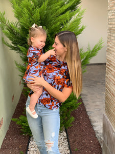 Matching azul flores naranjas