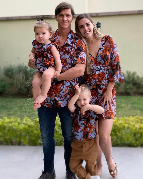 Matching azul flores naranjas familia